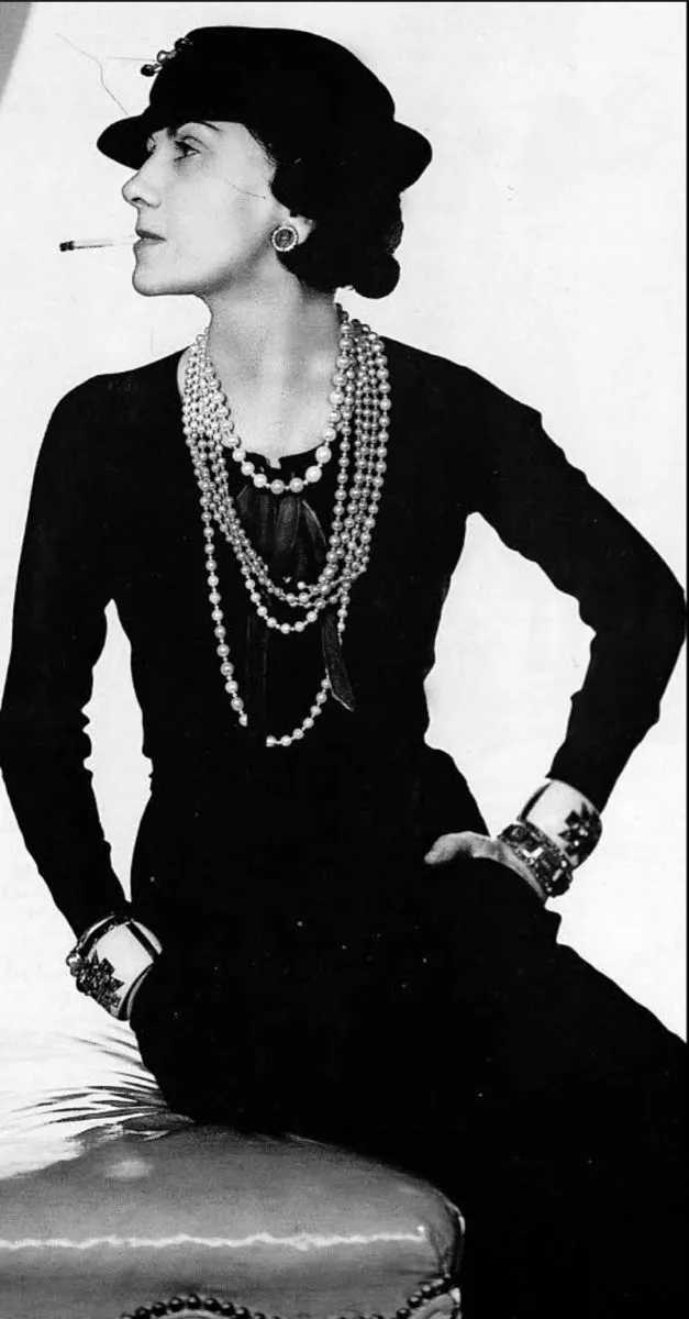 Coco chanel elegant attire 1920s berlin