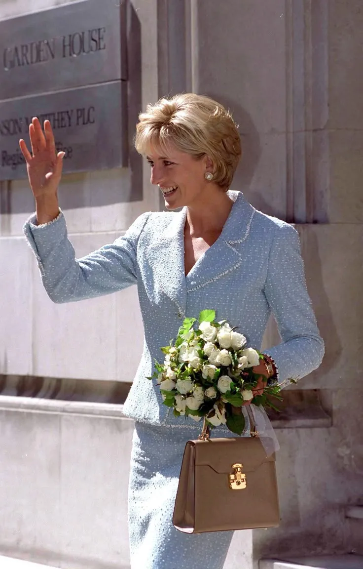 Del perché Lady Diana smise di indossare tutto ciò che era Chanel, così di punto in bianco Del perché Lady Diana smise di indossare tutto ciò che era Chanel, così di punto in bianco