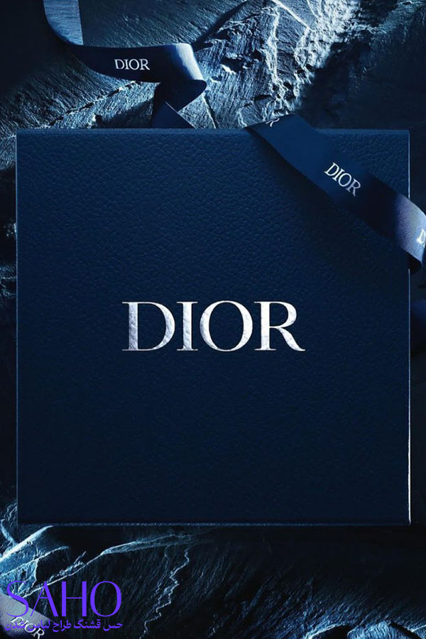 مدل با عطر Miss Dior در دست، در حال عکاسی در یک فضای لوکس